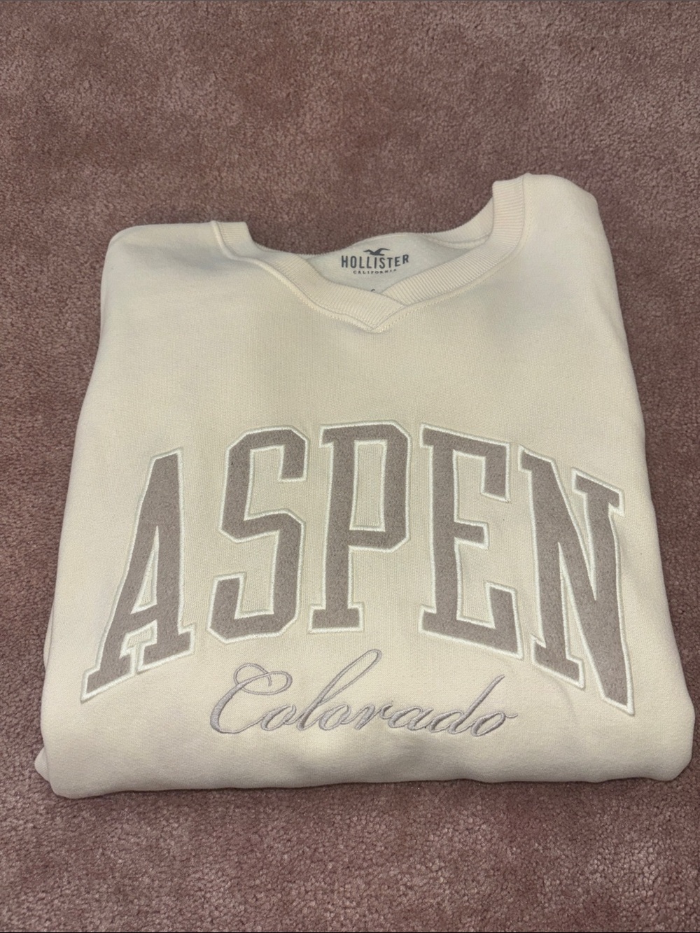 Hollister Men's Aspen Graphic V‑Neck Sweatshirt in Cream
